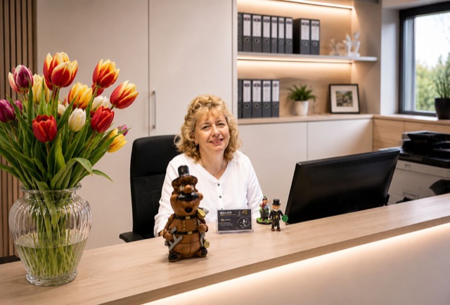 Elke Seifert am Empfang im Büro des Schornsteinfegerbetriebs